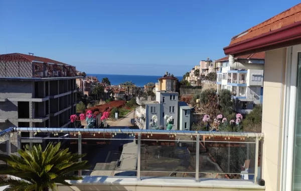 Sehr gepflegtes, geräumiges & sonniges Penthaus mit Ausblick auf das Mittelmeer zu verkaufen