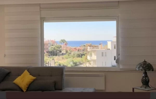 Sehr gepflegtes, geräumiges & sonniges Penthaus mit Ausblick auf das Mittelmeer zu verkaufen